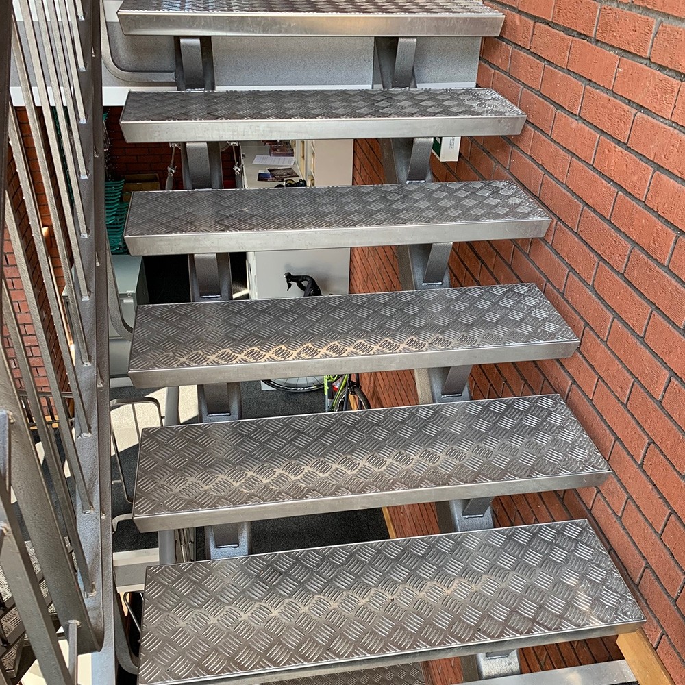 chapa aluminio antideslizante para escaleras